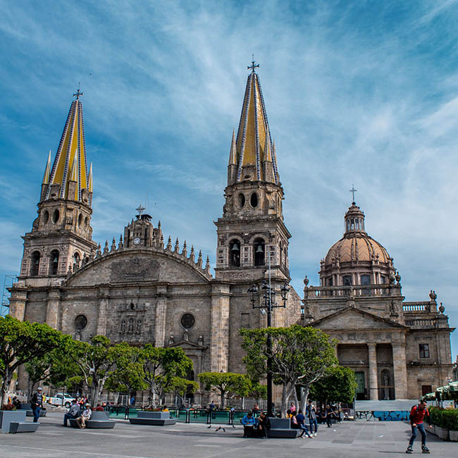 12.Guadalajara, Mexico
Guadalajara, thành phố lớn thứ 2 ở Mexico, một nơi vẫn giữ được hàng trăm tòa nhà tôn giáo cổ xưa. Nhiều du khách đến đây thường thuê xe đạp để đạp quanh khám phá thành phố.