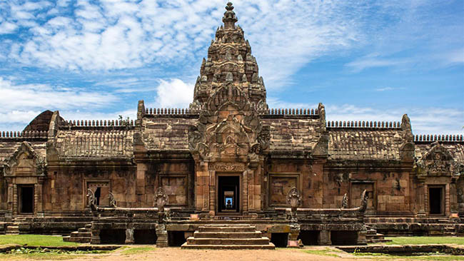 18.Buriram, Thái Lan
Mỗi ngôi đền của Thái Lan là độc nhất và không bao giờ khiến mọi người cảm thấy mệt. Buriram là một thành phố cổ ở phía đông bắc, đúng như tên gọi, có rất nhiều cung điện bằng đá và 6 ngọn núi lửa tuyệt đẹp đã ngừng hoạt động.