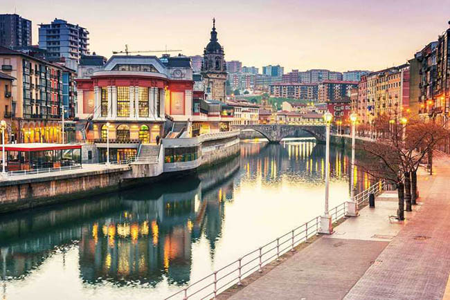 19.Bilbao, Tây Ban Nha
Bilbao là một khu nghỉ mát mùa hè nổi tiếng ở Tây Ban Nha. Nơi này có rất nhiều địa điểm rất đáng cho du khách ghé đến.