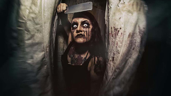 The Haunted Trail of Balboa Park (San Diego): Ngôi nhà ma ám rất được người dân San Diego yêu thích trong nhiều năm. Mê cung đáng sợ khiến bạn không biết thứ kinh khủng gì sắp đập vào mắt ở ngã rẽ tiếp theo. Mất khoảng 30 phút để thoát ra khỏi mê cung nhưng từng đó thời gian cũng đủ khiến mọi người kinh hãi.