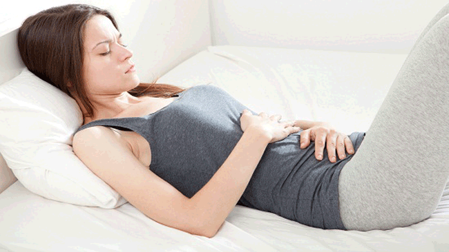 4. Uống nước ép củ cải đường rất giàu nitrat làm thư giãn các mạch máu, giúp tăng lưu lượng máu và oxy đến bụng và tử cung, có thể làm giảm sự khó chịu và đau nhức. Ngoải ra, măng tây và cần tây có thể giúp giảm đầy hơi và cung cấp lượng kali dồi dào, giúp làm giảm nồng độ natri trong cơ thể và tăng sản xuất nước tiểu.
