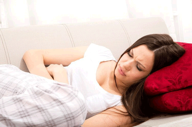 5. Chườm nóng: Sử dụng một chai nước nóng là phương pháp quen thuộc từ lâu vì nó làm tăng lưu lượng máu và thư giãn cơ bắp, làm giảm sự khó chịu. Một nghiên cứu cho thấy, sử dụng miếng dán giữ nhiệt 40℃ có hiệu quả tương đương với uống thuốc giảm đau trong ngày kinh nguyệt.