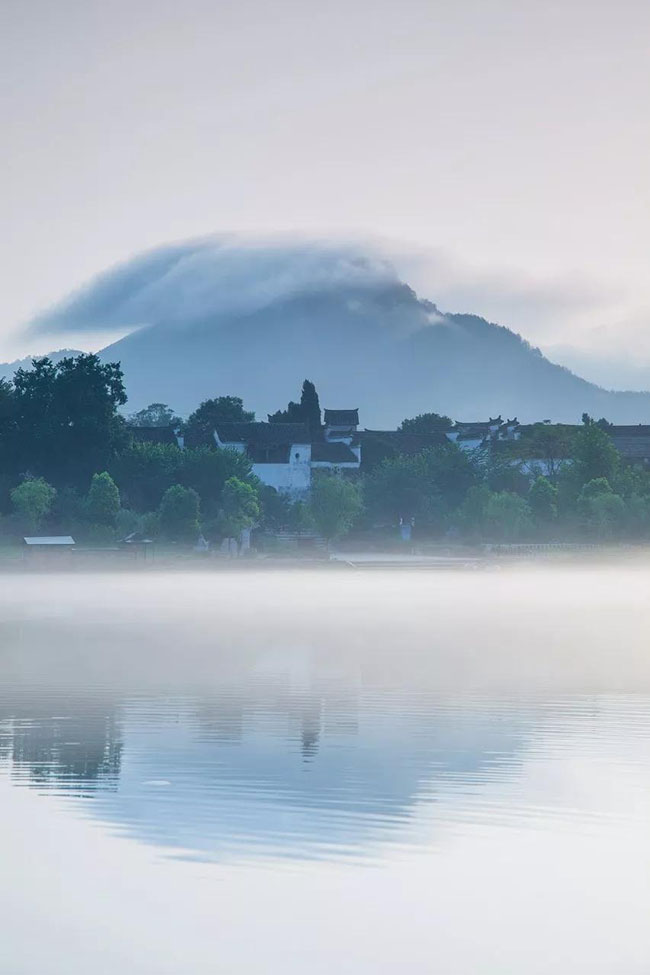 13.Thị trấn Taohuatan nổi tiếng với ngọn núi Hoàng Sơn và một hồ sâu tĩnh lặng ngay dưới chân núi.
