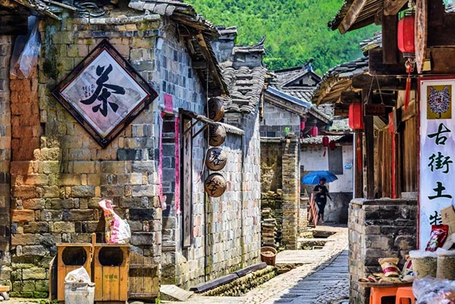 7.Làng cổ Peita có tuổi đời 800 năm, nơi này từng là khu nhà ở của triều đại nhà Minh và nhà Thanh. Bây giờ khách du lịch rất thích đến đây để khám phá những con đường cổ kính và cảm nhận cuộc sống giản dị của người Hakka ở đây.