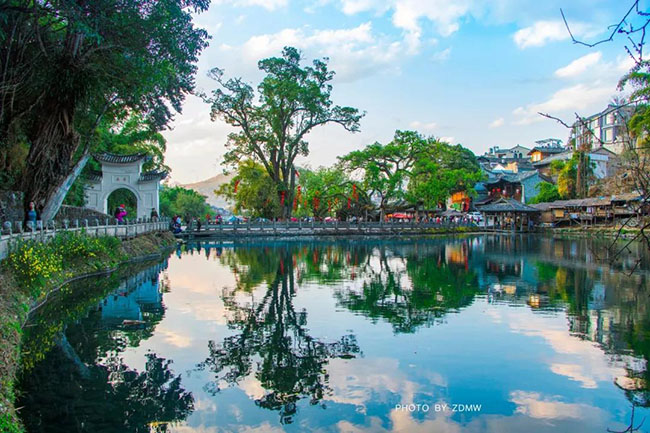 8.Phố cổ Heshun, một nơi kết hợp giữa văn hóa Trung Quốc và phương Tây. Có rất nhiều di tích cổ xưa vẫn còn lưu giữ cho tới ngày nay, cảnh đẹp như tranh vẽ, người dân thì rất thân thiện.