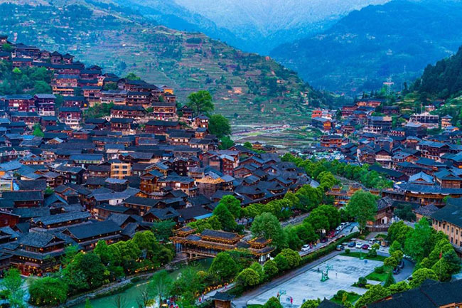 9.Ngôi làng của người Miao là nơi bảo tồn hệ sinh thái nguyên thủy của quốc gia Miao. Nơi này bao gồm 10 ngôi làng sinh sống bao quanh những ngọn núi. Nếu muốn khám phá mọi thứ, du khách có thể di chuyển bằng cáp treo.