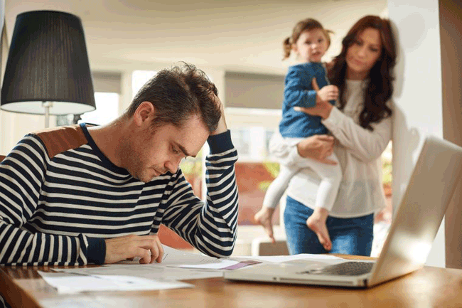 2. Sự khác biệt không gian “yêu”: Không chỉ các diễn viên trong phim đẹp hơn, địa điểm làm “chuyện ấy” của họ cũng luôn hoàn hảo. Sẽ không có quần áo bẩn vứt trên sàn nhà, không có đồ chơi của trẻ nhỏ rơi trên nền nhà tắm,... Trong khi hầu hết mọi người phải gắn kết đời sống tình dục của mình với các phần khác của cuộc sống, là việc nhà, giặt giũ, nấu ăn, chăm sóc con cái và công việc kiếm tiền. “Phim sex” là tình dục không bị cản trở, các diễn viên trong phim không có ranh giới, trong khi các cặp vợ chồng điển hình có tài chính, sự nghiệp và gia đình, tất cả có thể giới hạn mức độ quan trọng của đời sống tình dục với họ.