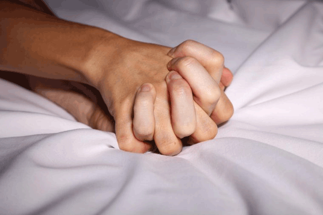3. “Phim đen” có xu hướng bạo lực: thường trên phim khai thác các tư thế và phong cách tình dục mạo hiểm, không thực tế hoặc thậm chí đáng sợ cho nhiều người. Vì vậy, nhiều cặp đôi đã phải nhận “trái đắng” khi cố gắng tái tạo những gì họ xem được. Không có gì sai khi các cặp đôi muốn thử nghiệm cảm giác mới lạ và cố gắng thêm gia vị cho đời sống “phòng the” của mình. Vì vậy, bạn không cần bịt mắt, còng tay hoặc áp dụng tình dục thô bạo khi chưa thực sự sẵn sàng.