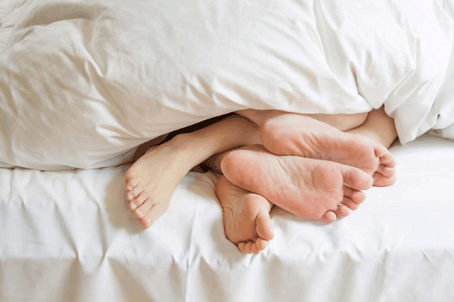 7. Cuộc sống và phim ảnh hoàn toàn khác nhau: Cơ thể của mỗi người luôn không hoàn hảo, nhưng tình yêu khiến những thứ không hoàn hảo ấy trở nên hấp dẫn đối phương. Ví dụ như mùi cơ thể, hơi thở buổi sáng, mồ hôi sau tập luyện... Những điều mà chúng tao gần như không bao giờ thấy trên những thước phim hoàn hảo. Vì vậy, hãy yêu bản thân và đối tác của mình nhiều hơn khi mỗi cá thể là một nét riêng biệt không hoàn hảo nhưng đầy sức hấp dẫn.