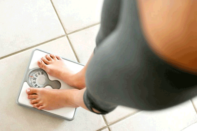 6. Sụt cân không chủ ý: Giảm cân và mất cảm giác ngon miệng là triệu chứng phổ biến của nhiều bệnh khác nhau, bao gồm một số bệnh ung thư và nhiễm virus. Khi thấy dấu hiệu này, bạn nên đến gặp bác sĩ để được tư vấn và thăm khám.