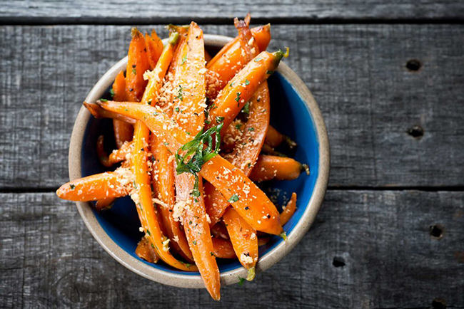 2. Cà rốt và khoai lang: Cả hai đều giàu beta carotene, chất được cho là có tác dụng cản trở sự phát triển của nhiều loại ung thư, bao gồm ung thư phổi, cổ họng, dạ dày và tuyến tiền liệt.