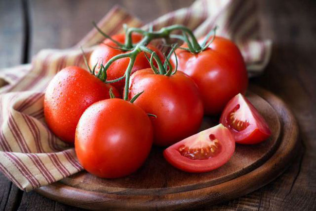 4. Cà chua rất giàu lycopene, một chất chống oxy hóa chống gốc tự do. Các nghiên cứu đã phát hiện ra rằng, lycopene khi được tiêu thụ cùng với dầu ăn sẽ loại bỏ một số bệnh ung thư bao gồm tuyến tụy, vú và tuyến tiền liệt. Nhờ các chất chống oxy hóa khác và hàm lượng vitamin C dồi dào, cà chua có tác dụng chống ung thư mạnh mẽ.