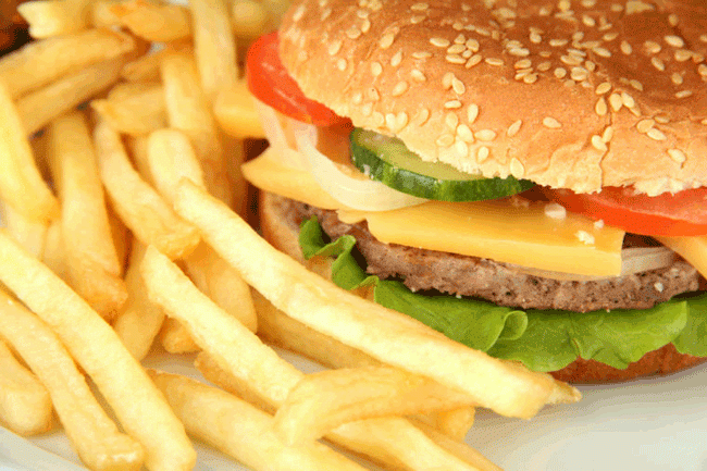 12. Chất béo bão hòa: Các nhà nghiên cứu tại UCLA đã nghiên cứu cholesterol ở chuột phát hiện ra rằng, hàm lượng chất béo bão hòa cao làm gia tăng sự sao chép của tế bào gốc ruột (ISCs), từ đó thúc đẩy sự phát triển của mô ruột và cũng thúc đẩy sự phát triển của tế bào khối u, khiến chúng phát triển nhanh hơn gấp 100 lần. Chế độ ăn nhiều chất béo bão hòa có thể làm tăng nguy cơ mắc nhiều loại bệnh ung thư, bao gồm phổi, vú và tuyến tiền liệt.
