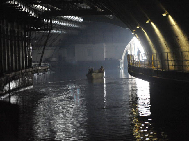 Căn cứ t&agrave;u ngầm ở Balaklava, Ukraine: Được x&acirc;y dựng v&agrave;o thời kỳ chiến tranh Lạnh, căn cứ qu&acirc;n sự n&agrave;y từng chứa c&aacute;c t&agrave;u ngầm thuộc Hạm đội biển Đen của Li&ecirc;n X&ocirc;. Khi Li&ecirc;n X&ocirc; tan r&atilde;, căn cứ n&agrave;y đ&atilde; bị bỏ hoang trước khi trở th&agrave;nh bảo t&agrave;ng hải qu&acirc;n Balaklava.