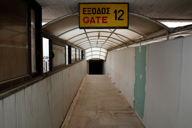 S&acirc;n bay quốc tế Hellenikon, Hi Lạp: S&acirc;n bay n&agrave;y ban đầu l&agrave; một căn cứ qu&acirc;n sự v&agrave;o năm 1938, trước khi trở th&agrave;nh s&acirc;n bay thương mại trong suốt 60 năm. C&ocirc;ng tr&igrave;nh đ&oacute;ng cửa v&agrave;o năm 2001 khi n&oacute; được thay thế bằng s&acirc;n bay quốc tế Athens.