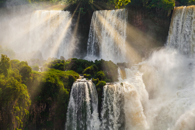 11. Foz do Iguaçu, Brazil
Thác Iguazu nằm ở biên giới với Argentina, đây là hệ thống thác nước lớn nhất thế giới nên cảnh quan rất ngoạn mục.