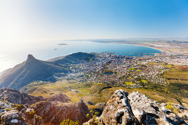 12. Cape Town, Nam Phi
Để có được trải nghiệm khó quên và ngắm nhìn thành phố, hãy lên đỉnh núi Bàn với cáp treo.