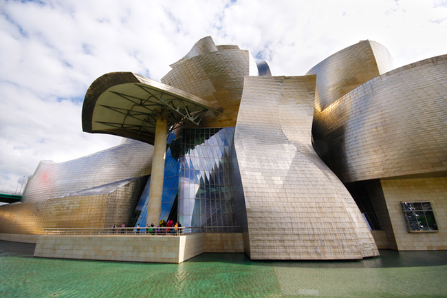 13. Bilbao, Tây Ban Nha
Bảo tàng Guggenheim là một ví dụ tuyệt vời của kiến trúc thế kỷ 20 và là thánh địa cho các nhà sáng tạo nghệ thuật.