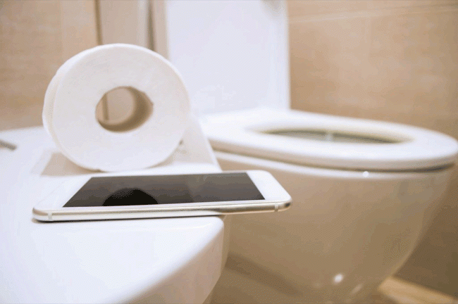 1. Bẩn gấp 10 lần bồn cầu: Điện thoại của bạn thường xuyên tiếp xúc với da mặt, tai, ngón tay và vô số bề mặt khác suốt cả ngày. Vì vậy, có lẽ không có gì ngạc nhiên khi các nghiên cứu đã chỉ ra rằng, điện thoại di động bẩn hơn 10 lần so với bồn cầu nhà vệ sinh. Một chiếc điện thoại không được vệ sinh thường xuyên chắc chắn ảnh hưởng xấu đến sức khỏe của bạn và lây lan mầm bệnh nhanh chóng mặt. Các loại vi khuẩn phổ biến “ẩn náu” trên bề mặt điện thoại bao gồm: E. coli, tụ cầu khuẩn, strep, các loại virus cảm lạnh và cúm thông thường.
