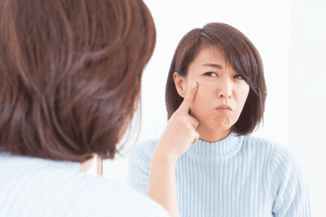 2. Gây mụn: Điện thoại bẩn có thể gây ra mụn trên da, vì bạn đang đặt vi trùng trực tiếp lên mặt gần miệng, mũi, má và tai. Biện pháp khắc phục: Bạn có thể sử dụng tai nghe hoặc loa ngoài thay vì áp điện thoại trực tiếp lên da mặt. Nếu không có tai nghe hoặc buộc phải sử dụng điện thoại di động theo cách thông thường, hãy làm sạch mặt màn hình trước và sau khi thực hiện xong cuộc gọi của mình.