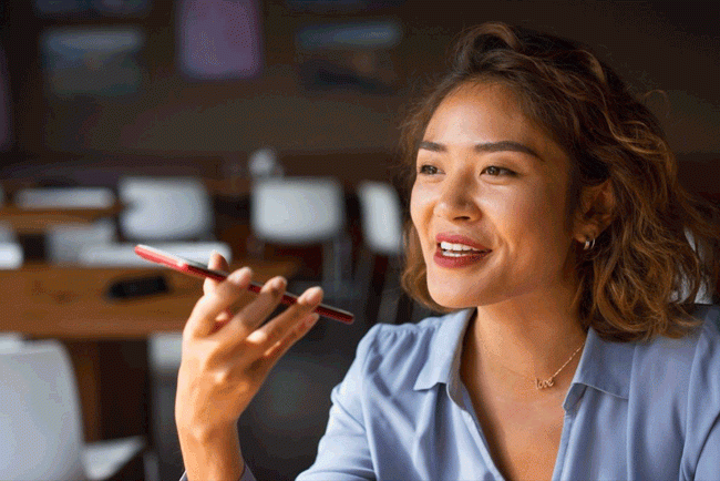 7. Ảnh hưởng đến giọng nói: Khi sử dụng chức năng loa ngoài hoặc nói chuyện điện thoại trong môi trường ồn ào, chúng ta thường nói to hơn so với bình thường. Điều này có thể gây chấn thương cho dây thanh âm và dẫn đến khàn giọng. Biện pháp khắc phục: Nếu bạn thấy mình đang hét lên thì đầu dây bên kia mới nghe được, hãy di chuyển đến một khu vực yên tĩnh hơn hoặc hoãn cuộc trò chuyện cho đến khi bạn có thể tiếp tục.
