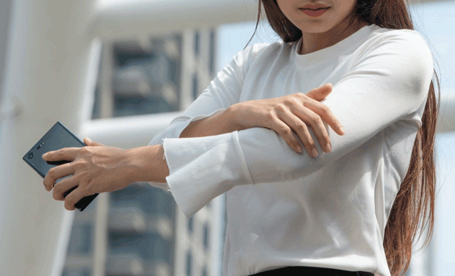 8. Gây đau cơ: Trong nhiều trường hợp chúng ta phải giữ tư thế bất thường trong một thời gian dài để sử dụng điện thoại. Ví dụ, khi chúng ta dùng vai để giữ điện thoại có thể dẫn đến căng cơ, co thắt và rối loạn khớp thái dương hàm.