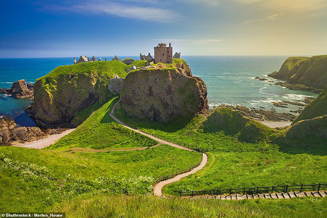 12. Dunnottar Castle

Nằm trong một đống đổ n&aacute;t ngo&agrave;i khơi bờ biển ph&iacute;a đ&ocirc;ng Scotland, l&acirc;u đ&agrave;i Dunnottar mang đến cho du kh&aacute;ch sự ấn tượng.
