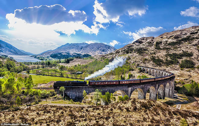 14. Glenfinnan Viaduct

Đ&acirc;y l&agrave; khung cảnh nổi tiếng trong bộ phim Harry Potter. C&acirc;y cầu n&agrave;y ở Loch Shiel, cao nguy&ecirc;n Scotland.
