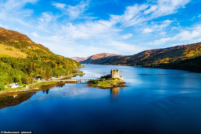 19. Eilean Donan

L&acirc;u đ&agrave;i sừng sững ở Cao nguy&ecirc;n Scotland n&agrave;y nằm tr&ecirc;n một h&ograve;n đảo v&agrave; l&agrave; nơi gặp nhau của 3 hồ nước. Đ&acirc;y l&agrave; một trong những khu vực tuyệt vời nhất của Vương quốc Anh.
