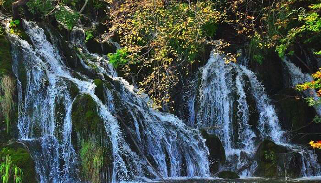 Thác Plitvice, Croatia: Với một mạng lưới thác và hồ nước rộng lớn, Plitvice ở Croatia là một khung cảnh lý tưởng cho những người yêu thiên nhiên. Mặt nước lấp lánh sẽ tạo nên một bối cảnh tuyệt vời khi bạn muốn có những bức ảnh để đời.