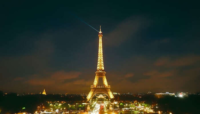Paris, Pháp: Paris luôn là một trong những thành phố lãng mạn nhất trên thế giới. Và mặc dù có vô số địa điểm để tham quan ở đây, nhưng Tháp Eiffel vẫn luôn giữ vị trí số 1, là điểm đến không thể bỏ qua.