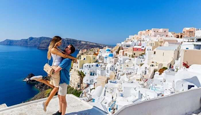 Santorini, Hy Lạp: Santorini chắc chắn là một trong những địa điểm lãng mạn nhất trên thế giới và cũng vô cùng lộng lẫy. Những ngôi nhà màu trắng cùng khung cảnh ngoạn mục của biển Aegean tạo nên một khung cảnh quyến rũ để bạn thỏa thích chụp những bức hình tuyệt đẹp để trưng lên mạng xã hội.