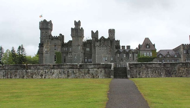 Lâu đài Ashford, Ireland: Nếu là người thích sự sang trọng và những cung điện cổ tích thì đây là địa điểm dành cho bạn. Lâu đài Ashford đem lại rất nhiều trải nghiệm khiến kỳ nghỉ của bạn trở nên đặc biệt.