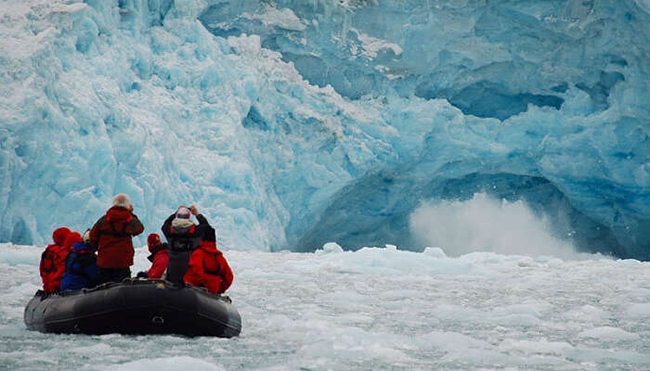 Svalbard, Na Uy: Mặc dù có rất nhiều địa điểm trên thế giới để chiêm ngưỡng cực quang, nhưng không ở đâu sánh được với sự quyến rũ của bắc cực quang tại Na Uy. Được đi dạo dưới bầu trời rực rỡ là hình ảnh cực kỳ lãng mạn dành cho du khách.