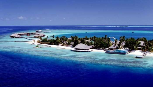 Huvafen Fushi, Maldives: Nằm ở Bắc Malè, khu nghỉ dưỡng ven biển này nổi tiếng về sự sang trọng và lãng mạn. Bất kỳ thời điểm nào, nơi đây cũng khiến du khách say mê bởi sự quyến rũ của nó.