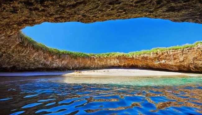 Bãi biển ẩn ở Mexico là một bãi biển bí mật hình vòm độc đáo, là nơi sinh sống của nhiều loài chim sặc sỡ.
