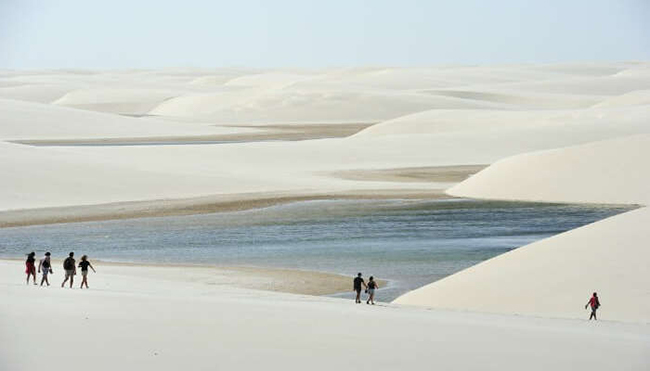 Vườn quốc gia Lencois Maranhenses ở Brazil là một điểm đến thú vị, nơi đầm phá xuất hiện bí ẩn giữa cồn cát.