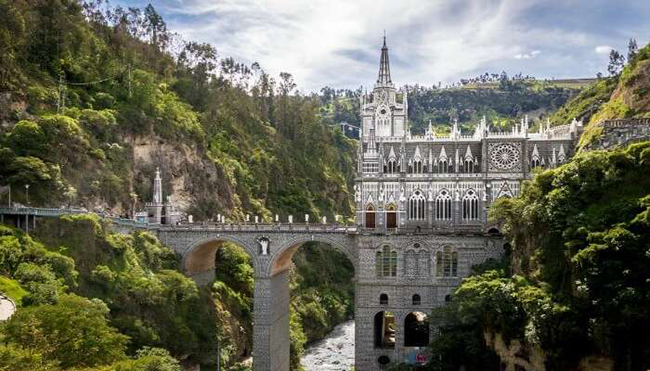 Thánh địa Las Lajas ở Colombia là một nhà thờ Gothic sừng sững cao 45m nằm trên một dòng sông ở biên giới Colombia - Ecuador.