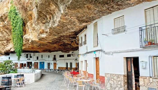 Setenil de las Bodegas ở Tây Ban Nha sẽ khiến du khách kinh ngạc bởi đây là một thị trấn nhỏ xinh đẹp nằm ẩn bên dưới khối đá bazan khổng lồ.