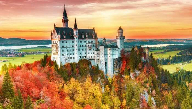 Neuschwanstein tuyệt đẹp ở Đức là lâu đài có từ thế kỷ 19 đã truyền cảm hứng cho bộ phim "Công chúa ngủ trong rừng" của Disney.