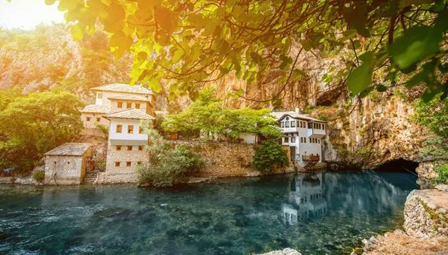 Blagaj ở Bosnia và Herzegovina là một thị trấn nhỏ với các thác nước xinh xắn, tu viện và những ngôi nhà màu trắng nổi bật rất ấn tượng.