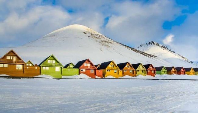 Đảo Svalbard ở Na Uy là một trong những khu dân cư ở cực bắc của thế giới. Nơi đây khiến du khách bị cuốn hút bởi những ngôi nhà đầy màu sắc rực rỡ nổi bật trên nền tuyết trắng.