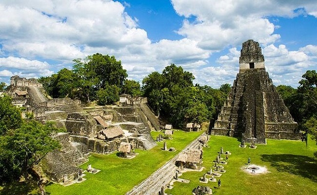 1. Tikal, Guatemala
Thành phố Tikal từng được coi là viên ngọc quý của Guatemala, cũng là thành phố rộng nhất trong 6 bang Maya. Thành phố này nằm ngay trung tâm, bao quanh là rừng nhiệt đới đẹp tuyệt hảo. Nơi đây từng là địa điểm tổ chức các lễ nghi, các buổi biểu diễn … Thế nhưng, thành phố này đã biến mất vì bị rừng rậm “nuốt chửng”.