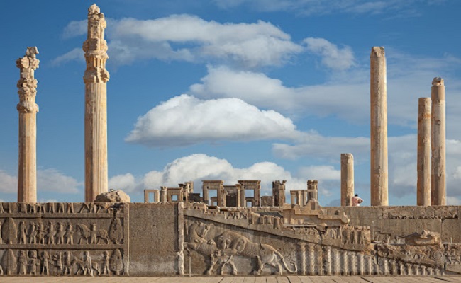 11. Persepolis, Iran
Là một thành phố tráng lệ được thành lập bởi Darus I vào năm 518 trước Công nguyên, Persepolis đã mất hơn một thế kỉ để xây dựng. Tuy nhiên, thành phố này đã bị phá hủy và chỉ còn lại một vài tàn tích. Tuy nhiên, nếu có cơ hội quan sát tận mắt những tàn tích này, bạn sẽ thấy chúng được chạm khắc vô cùng tinh xảo với hình ảnh về nô lệ, vua, quan chức và đại diện từ khắp đế chế Ba Tư.