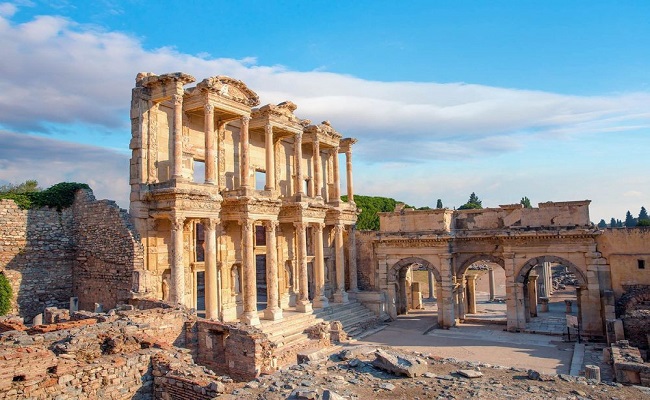 12. Ephesus, Thổ Nhĩ Kỳ
Ephesus là một cảng trên sông Cayster đã phát triển thành một trong những thành phố lớn nhất Địa Trung Hải trong thời kì Cổ đại. Đền Artermis, một kì quan của thế giới cổ đại đã từng tồn tại ở đây và thư viện Celsus hiện vẫn còn sừng sững như một minh chứng cho sự giàu có của một thượng nghị sĩ, người tạo nên thành phố này.