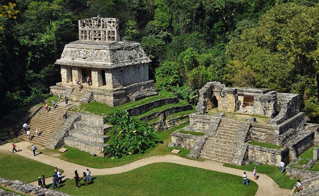 13. Palenque, Mexico
Là một thành phố cỡ trung của Maya, Palenque ở thời kì đỉnh cao vào thế kỉ 7 dưới thời Pacal Đại đế. Sự hấp dẫn của nó nằm ở chất lượng công trình kiến trúc và các tác phẩm điêu khắc. 90% khu định cư vẫn nằm chôn vùi dưới rừng già từ khoảng năm 1120 sau Công nguyên, sau khi bị bỏ hoang.
