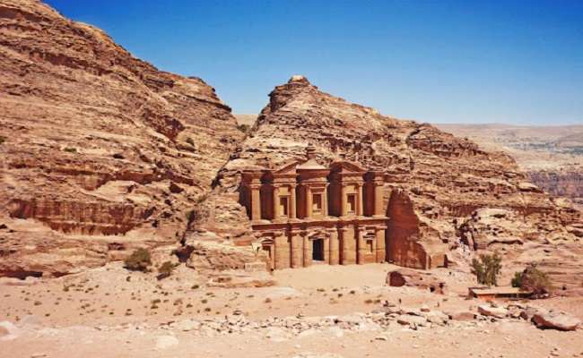 15. Petra, Jordan
Petra là thủ đô của người Nabateans và là trung tâm buôn bán tơ lụa, gia vị quan trọng nối châu Á với Ả Rập và phương Tây. Petra rơi vào suy tàn dưới sự cai trị của người La Mã vào thế kỉ thứ 4 sau công nguyên. Các lăng mộ của nó, đặc biệt là Kho bạc của Indiana Jones và The Monastery được xây dựng và chạm khắc vô cùng tinh xảo.