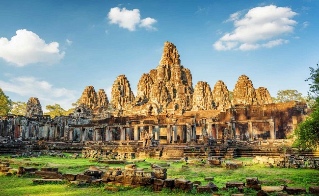 16. Angkor, Campuchia
Một trong những thắng cảnh tuyệt vời nhất thế giới là quần thể Angkor, bao gồm nhiều thủ đô khác nhau của Đế chế Khmer, phát triển mạnh mẽ từ thế kỉ thứ 9 đến thế kỉ thứ 15 sau Công nguyên. Phần còn lại của ngôi đền là ngọn tháp hình nón linh sam, những tác phẩm điêu khắc khuôn mặt người và những bức phù điêu chạm khắc thần thoại Hindu.