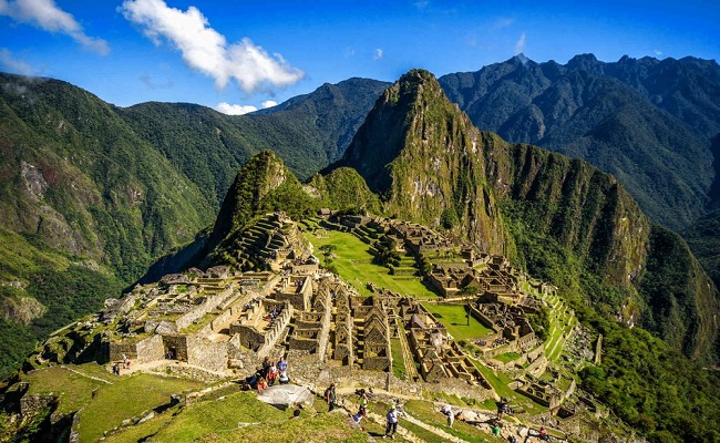 18. Machu Picchu, Peru
Được người Inca xây dựng ở vùng núi Peru khoảng năm 1450 và bị bỏ hoang 1 thế kỉ. Sau đó, Machu Picchu đã được nhà sử học người Mỹ Hiram Bingham tái phát hiện vào năm 1911, người thực sự đang tìm kiếm một thành phố đã mất khác có tên là Vilcabamba. Hiện tại, nơi đây là đã một điểm cực hút khách du lịch.