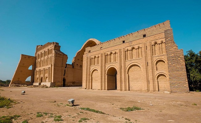 2. Ctesiphon, Iraq
Ctesiphon là thủ đô của Đế chế Parthia cổ đại, nằm gần sông Tigris không xa Baghdad hiện đại. Nơi đây có mái vòm khổng lồ ở đại sảnh và từng là công trình xây bằng gạch lớn nhất thế giới. Công trình này có một phòng được gọi là Phòng ngai vàng, phía sau cao 30m và rộng 48m, thực sự thích hợp cho một vị vua.
